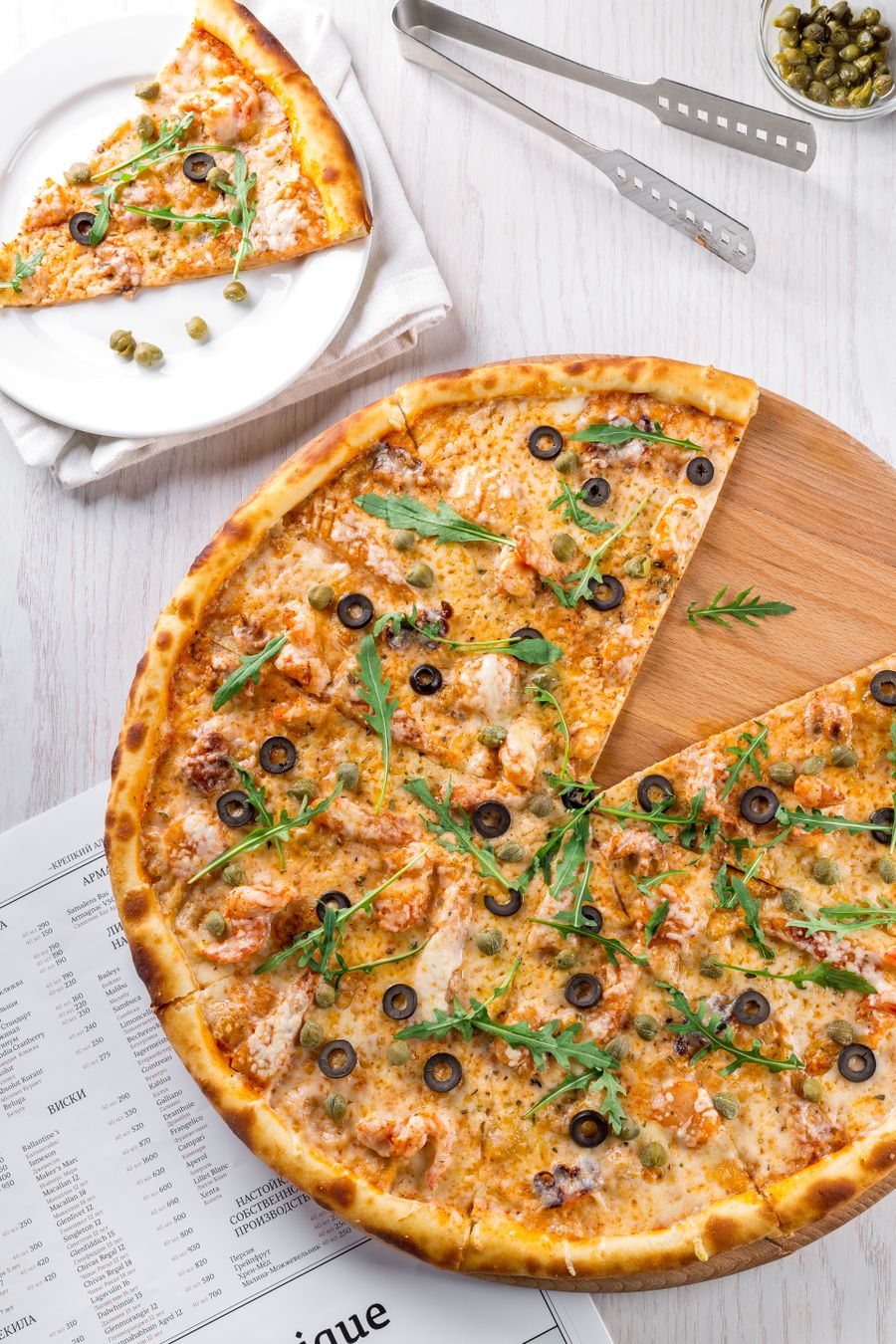 Pizza Margherita con tomate, mozzarella y albahaca