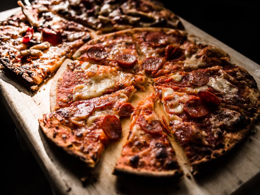 Pizza Pepperoni con rodajas de salami